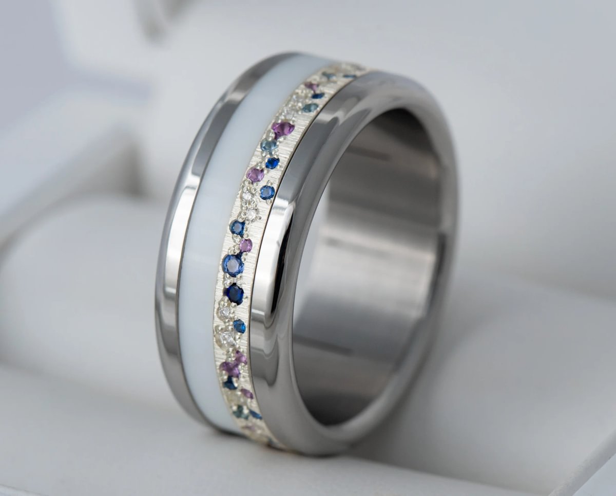 Luxus-Ring - medium Yarrow Sommer – Innenring aus Silber mit Diamanten, Saphire und Amethysten besetzt
