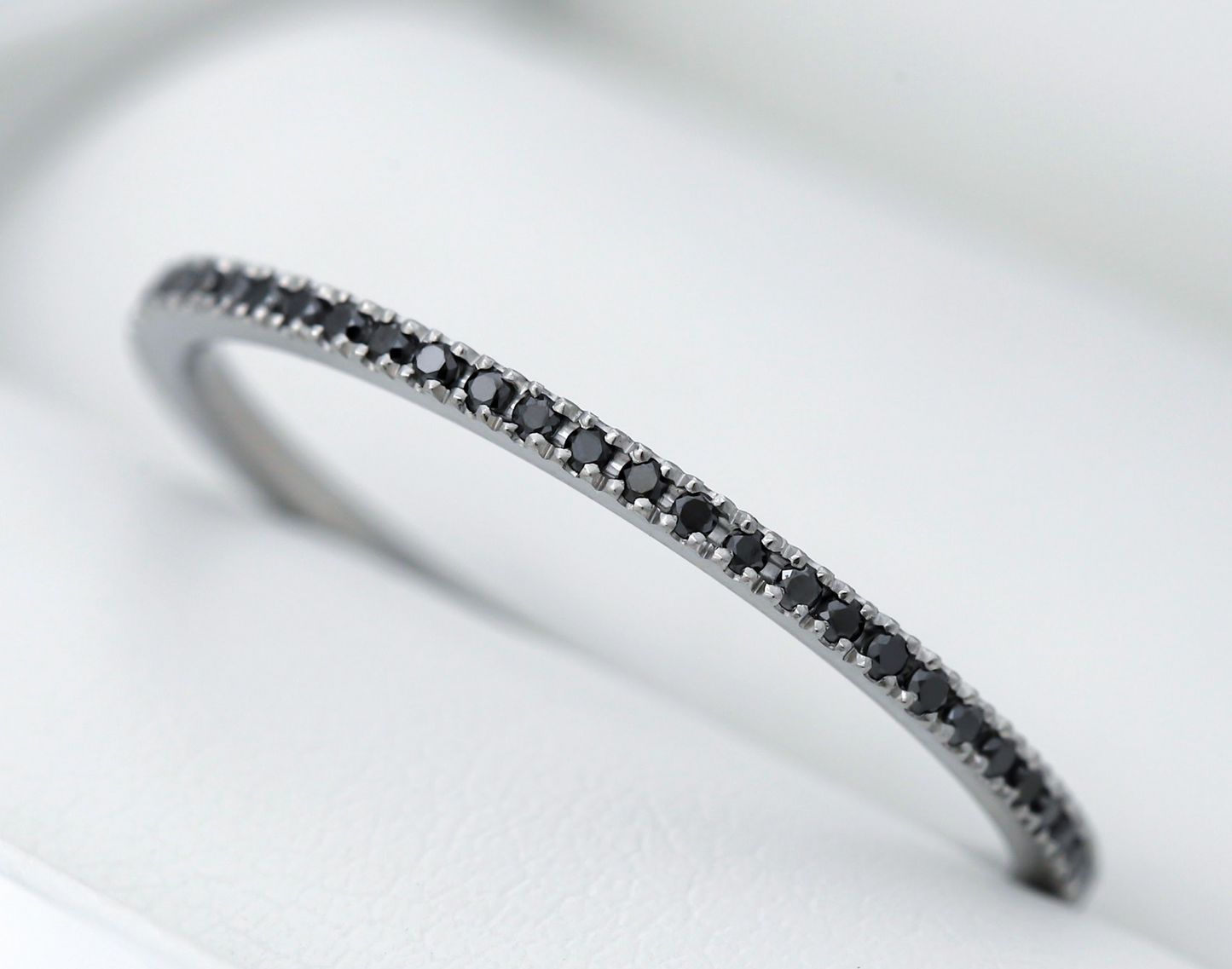 Mini Addon aus Edelstahl, vollständig mit 0.9mm schwarzen Diamanten besetzt – exklusiv für den Schweizer mood Ring