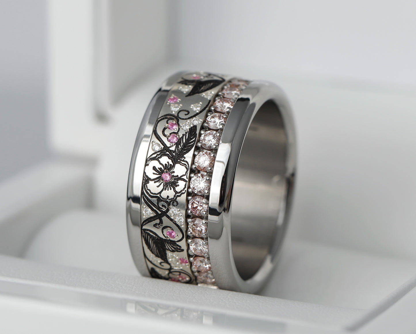 Addon aus Silber mit weissen Diamanten und rosa Saphire besetzt „Erblühen“