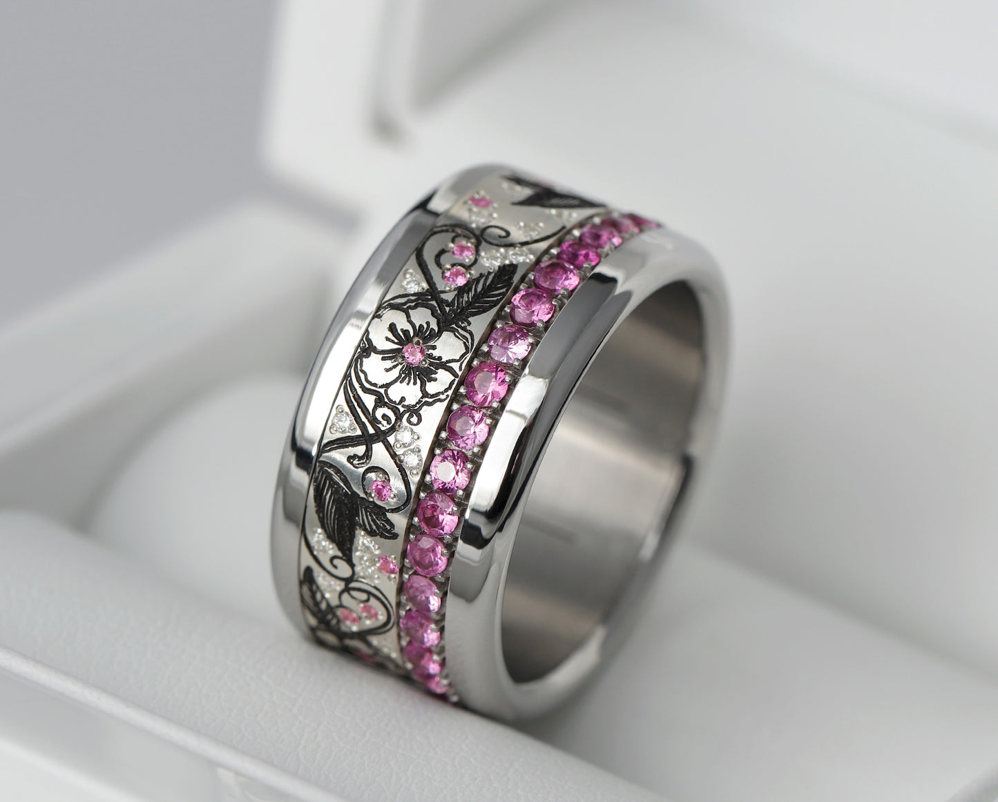 Addon aus Silber mit weissen Diamanten und rosa Saphire besetzt „Erblühen“