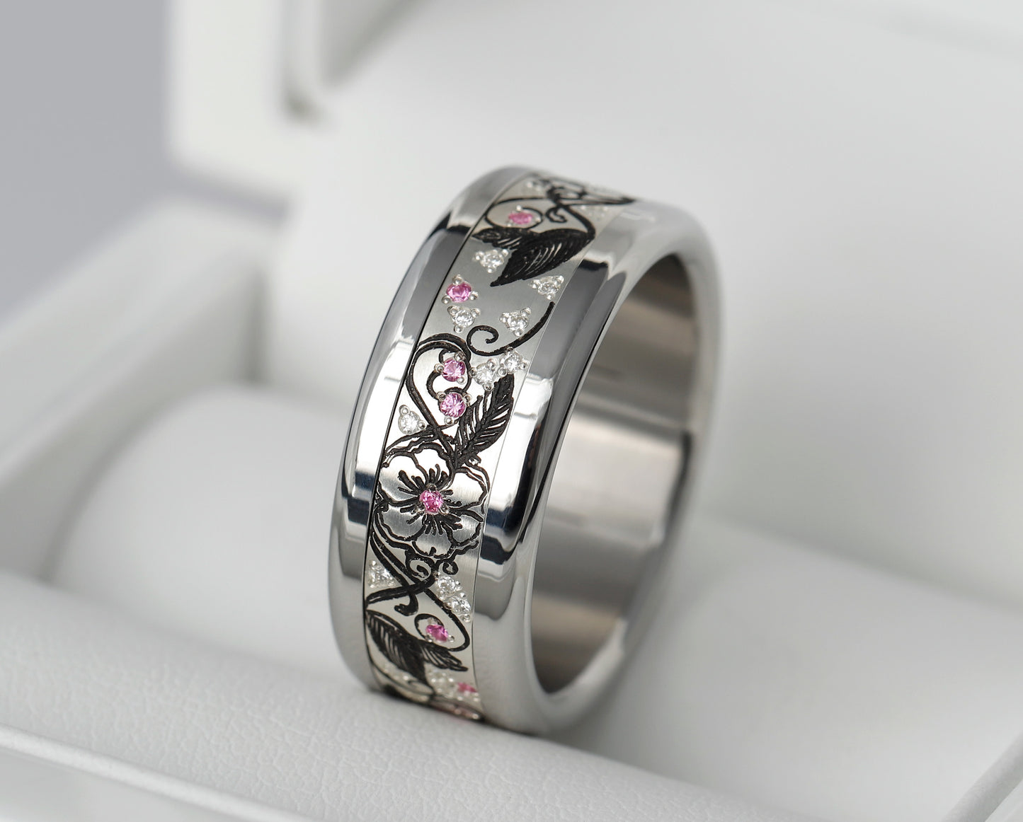 Addon aus Silber mit weissen Diamanten und rosa Saphire besetzt „Erblühen“