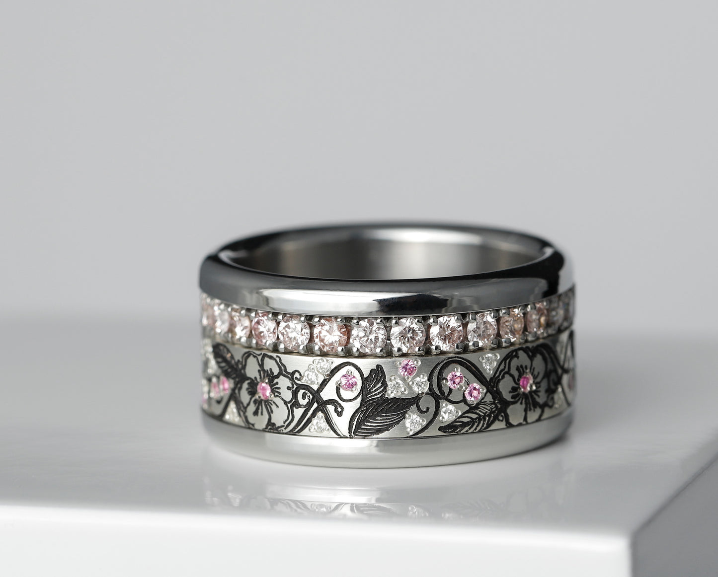 Addon aus Silber mit weissen Diamanten und rosa Saphire besetzt „Erblühen“