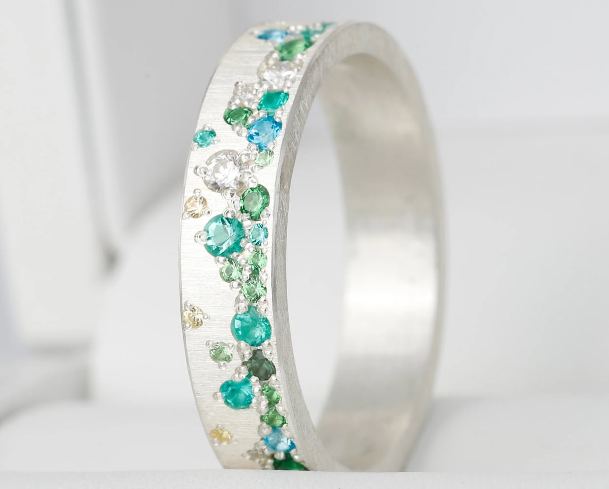 bague luxe mood joaillerie avec pierres précieuses et diamants