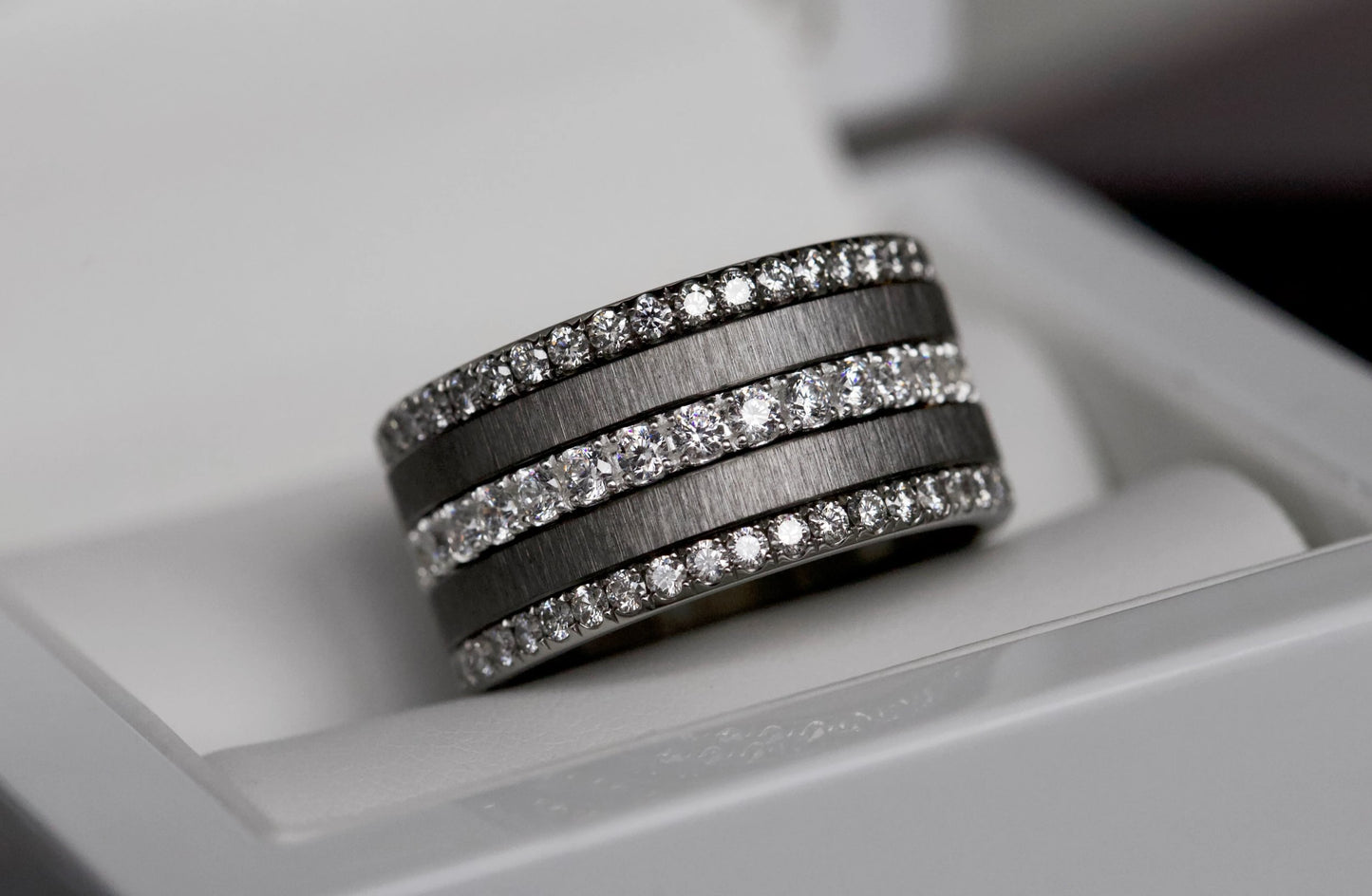 Small Fassung mit 1,6mm Diamanten auf einer Seite vollständig besetzt