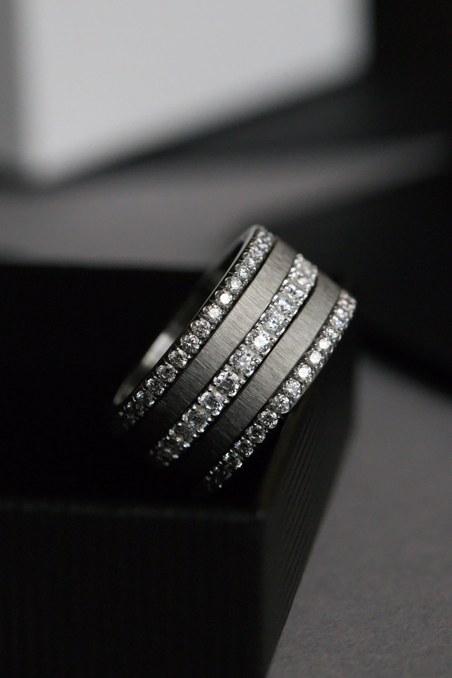 Small Fassung mit 1,6mm Diamanten auf einer Seite vollständig besetzt