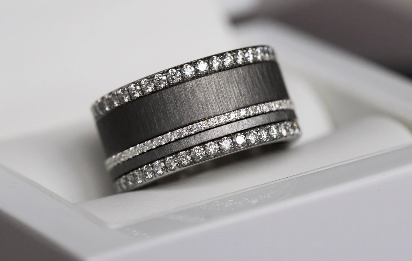 Small Fassung mit 1,6mm Diamanten auf einer Seite vollständig besetzt