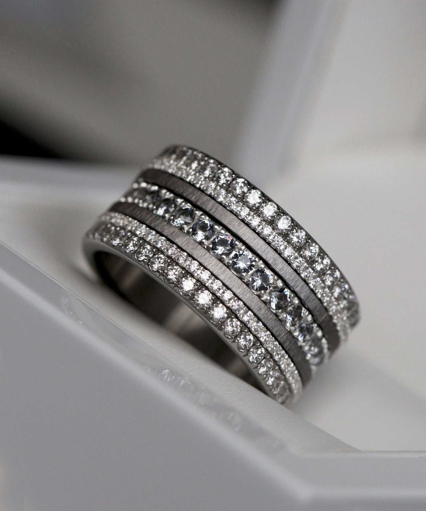 Small Fassung mit 1,6mm Diamanten auf einer Seite vollständig besetzt