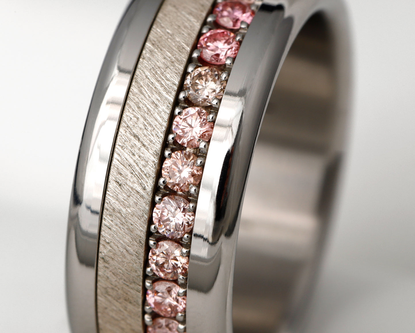 Medium Addon aus Edelstahl mit Zermatter rosa „Pur“ Diamanten vollständig besetzt