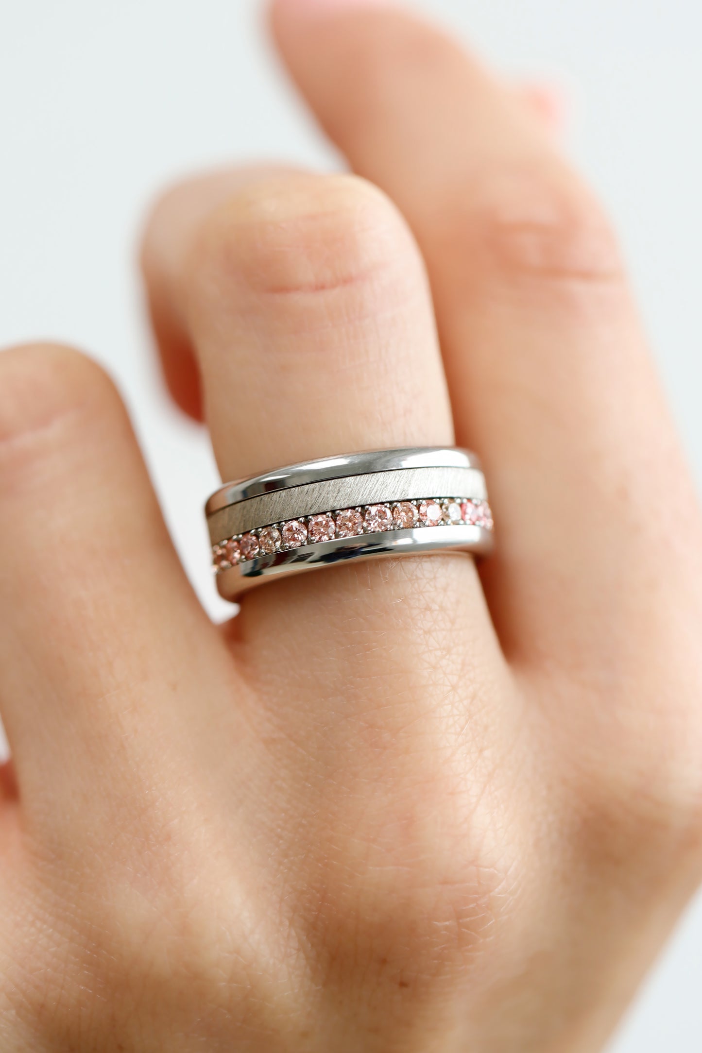 Medium Addon aus Edelstahl mit Zermatter rosa „Pur“ Diamanten vollständig besetzt