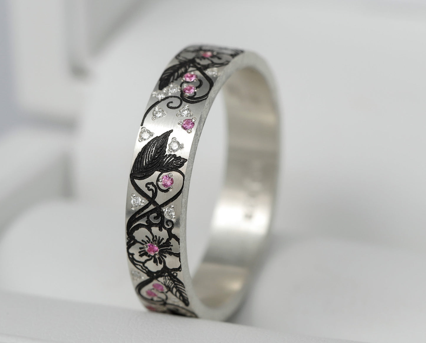 Addon aus Silber mit weissen Diamanten und rosa Saphire besetzt „Erblühen“