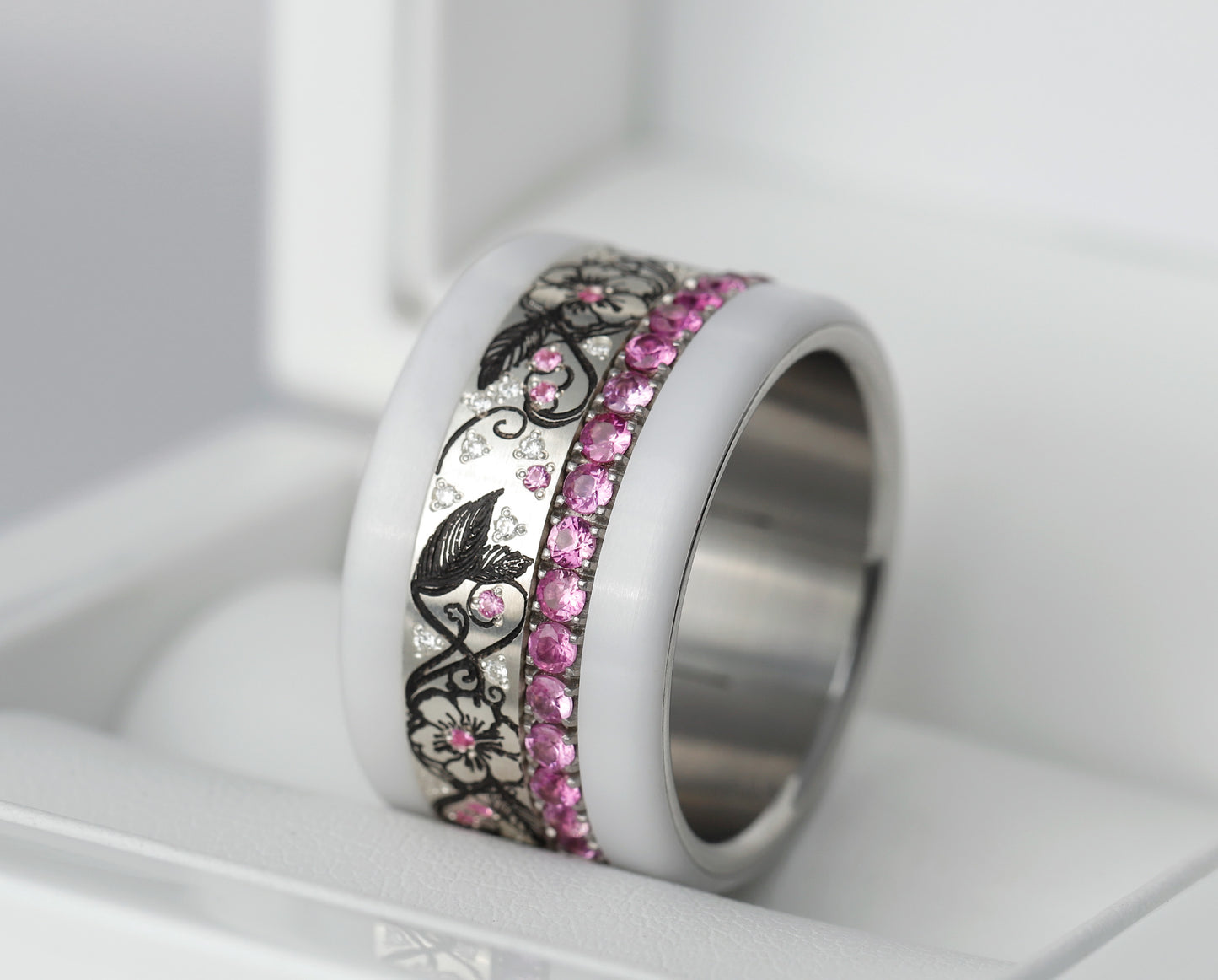Addon aus Silber mit weissen Diamanten und rosa Saphire besetzt „Erblühen“