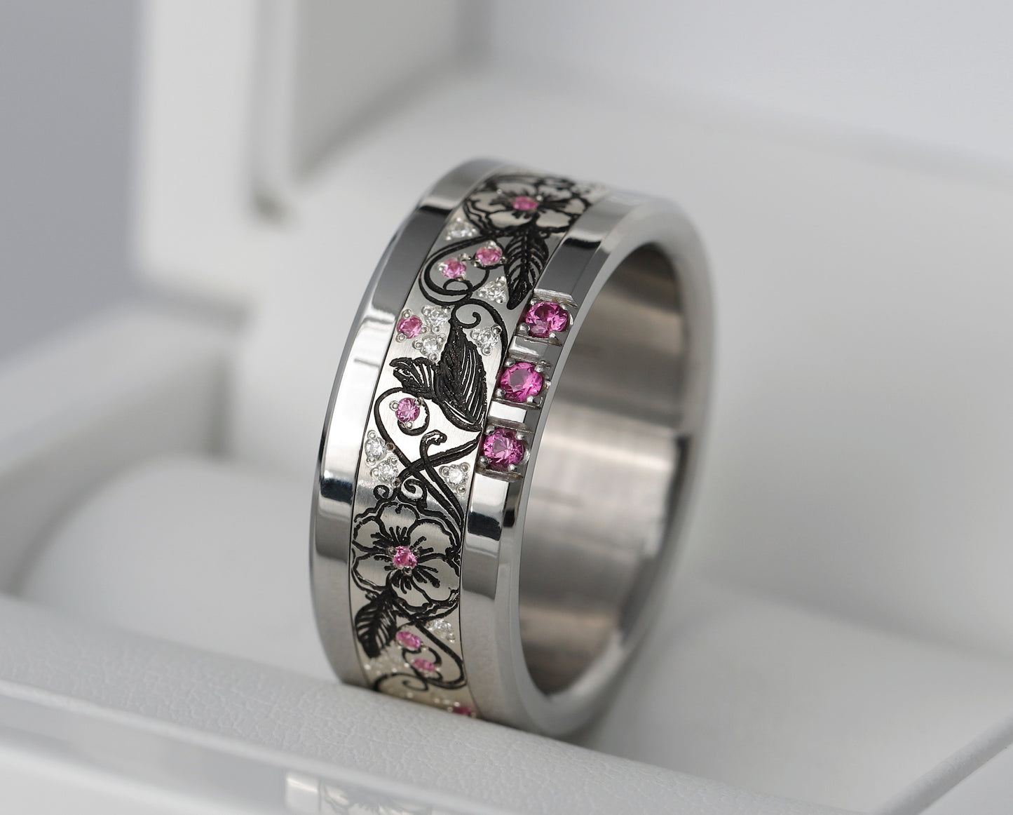 Addon aus Silber mit weissen Diamanten und rosa Saphire besetzt „Erblühen“