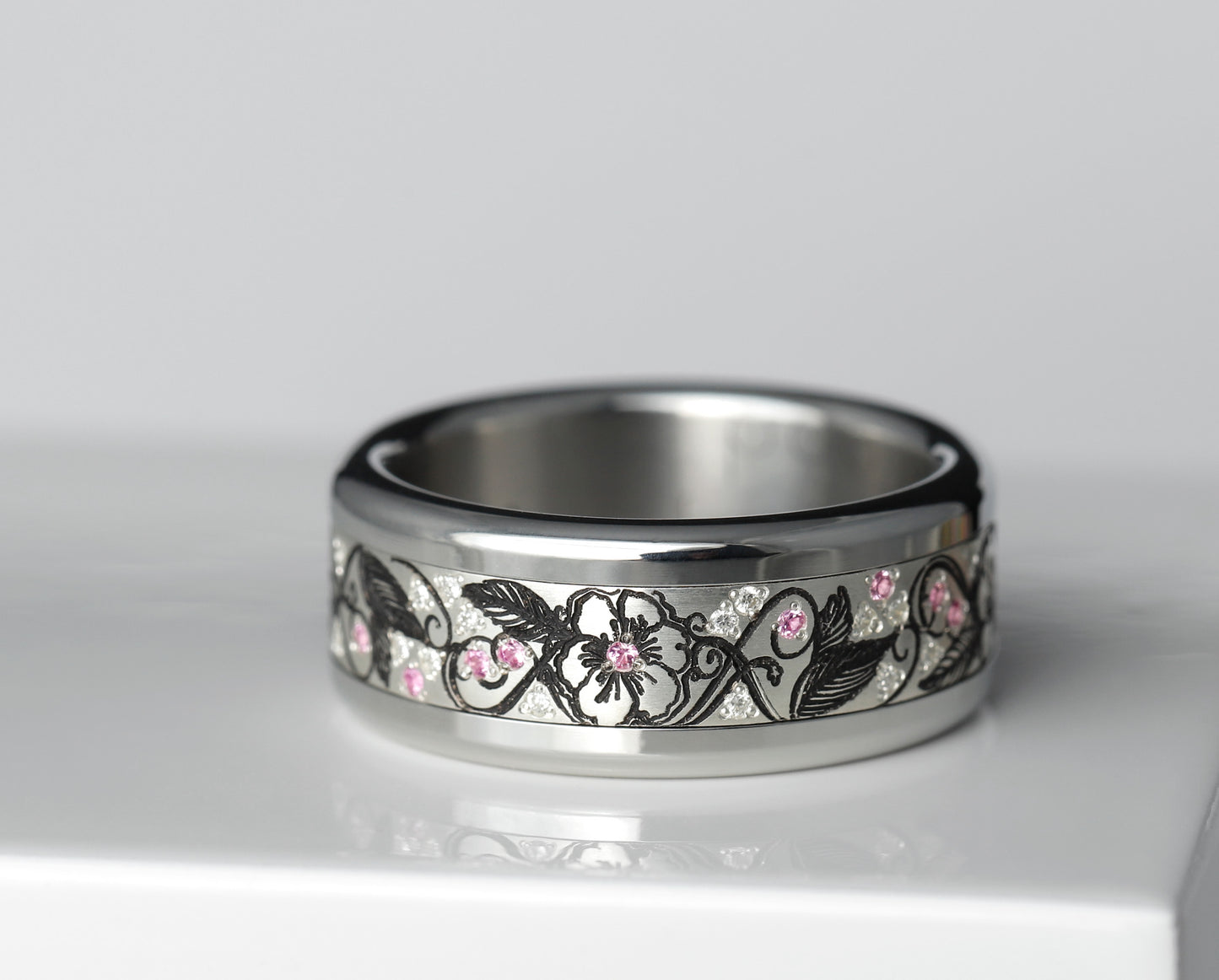 Addon aus Silber mit weissen Diamanten und rosa Saphire besetzt „Erblühen“