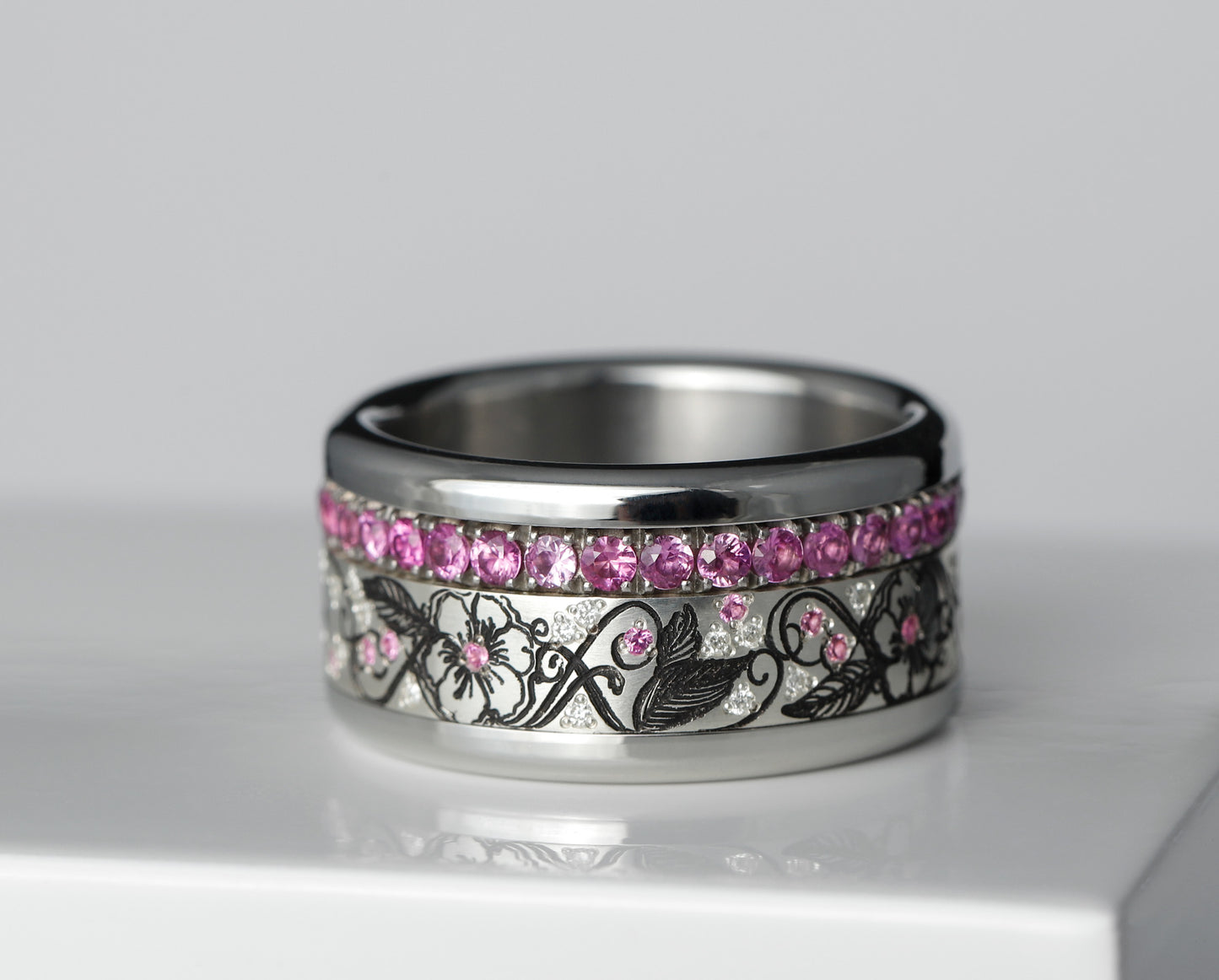 Addon aus Silber mit weissen Diamanten und rosa Saphire besetzt „Erblühen“
