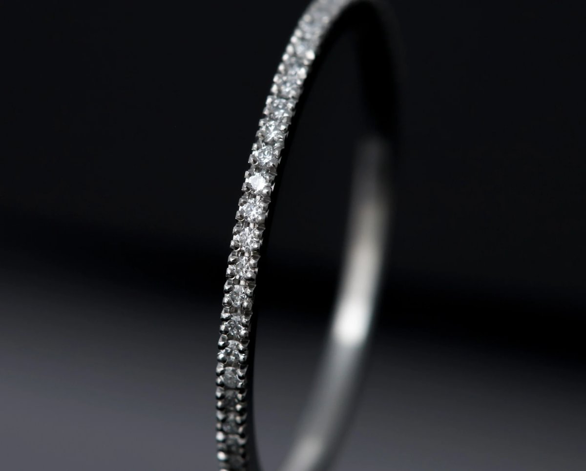 Mini Addon aus Edelstahl, vollständig mit 0.9mm weissen Diamanten besetzt – exklusiv für den Schweizer mood Ring