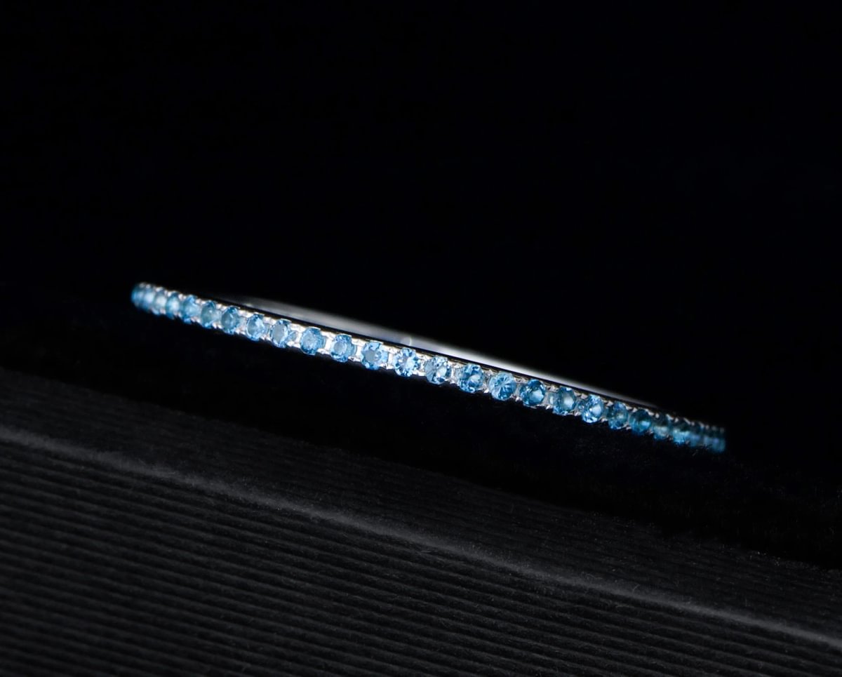 Mini Addon aus Silber, vollständig mit 0.9mm Topas Steinen besetzt – exklusiv für den Schweizer mood Ring