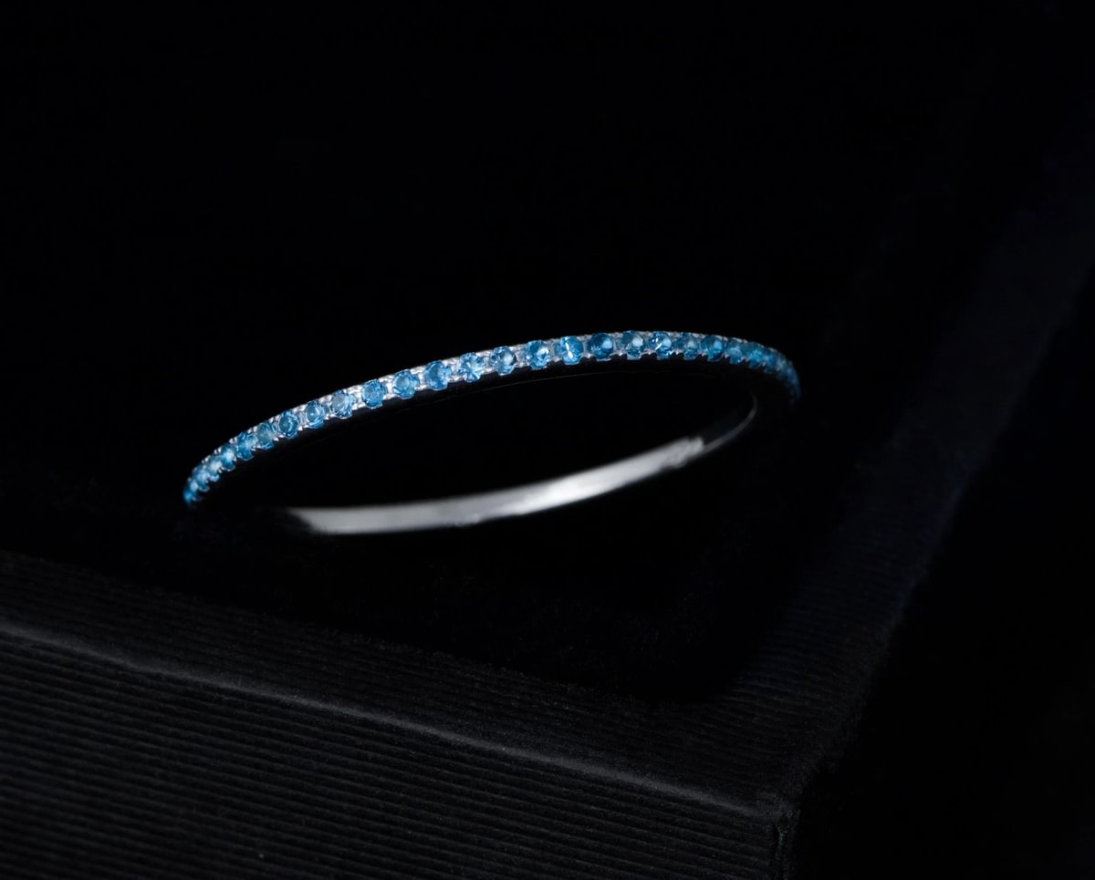Mini Addon aus Silber, vollständig mit 0.9mm Topas Steinen besetzt – exklusiv für den Schweizer mood Ring