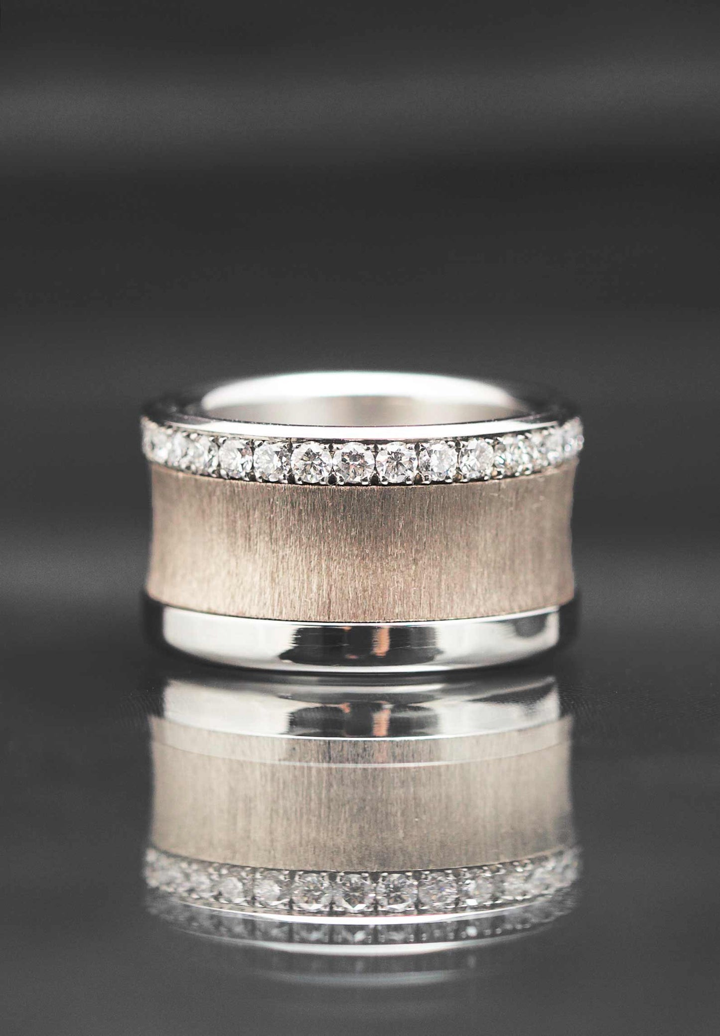 Addon ausgehöhlt, drapiert aus 18K Graugold